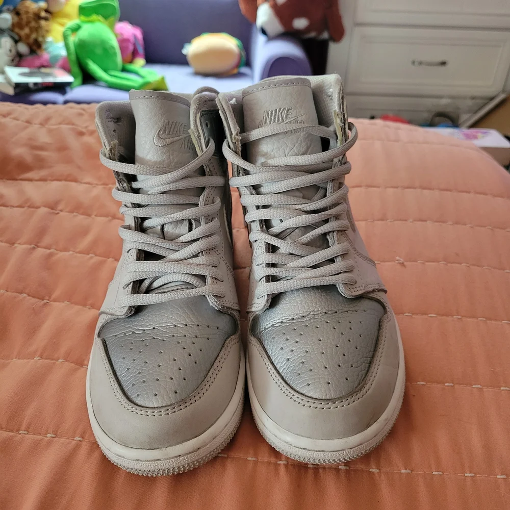 Nike Kids Silver and Gray High-Top Jordan 1s Size: 3.5Y - Picture 4 of 7